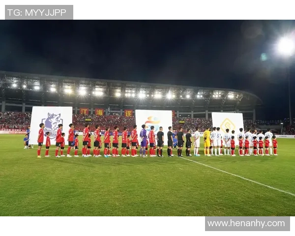 挺壮的足球明星如何在赛场上展现力量与技巧的完美结合 挺壮的足球明星如何在赛场上展现力量与技巧的完美结合