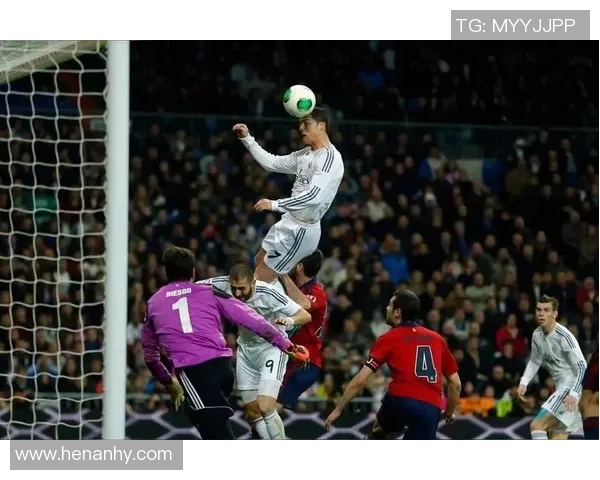 足球明星儿子展现天赋头球技巧精彩瞬间图片分享 足球明星儿子展现天赋头球技巧精彩瞬间图片分享